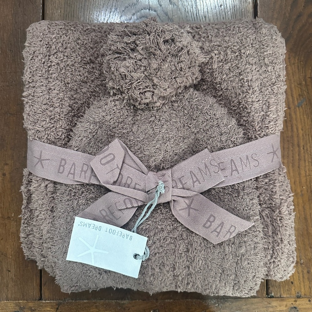 BAREFOOT DREAMS 
CozyChic Pom Pom Beanie & Scarf Set in Chestnut